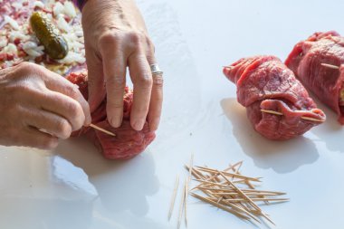 Sığır eti roulades hazırlanan ve pişmiş