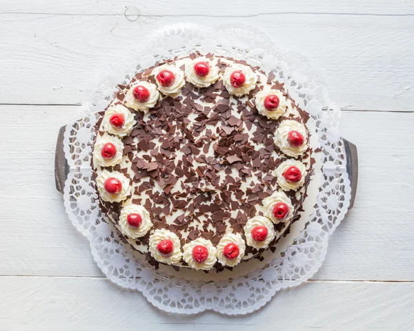 Torta Selva Negra en madera blanca — Foto de Stock