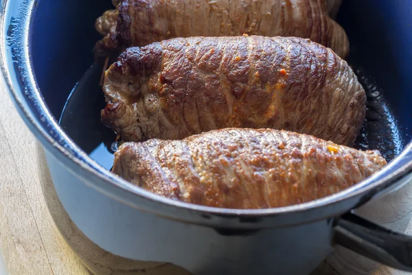 Rulle av nötkött i stekpanna med sås — Stockfoto