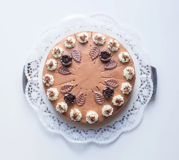 Шоколадный торт на белом фоне с тортом кружева — стоковое фото