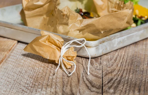 Baked goat cheese Mediterranean in parchment paper — Stock Photo, Image