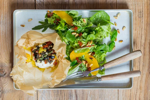 Baked goat cheese Mediterranean in parchment paper — Stock Photo, Image