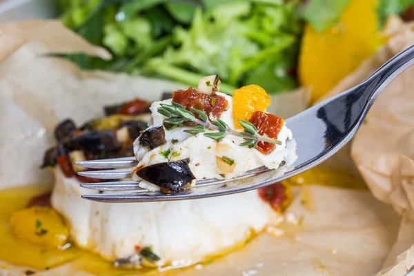 Gebakken geitenkaas mediterrane in perkamentpapier — Stockfoto