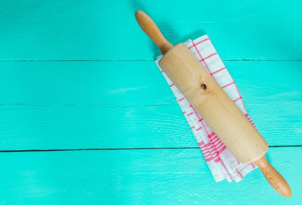 Rolling pin e strofinaccio su sfondo di legno turchese — Foto Stock