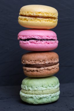 Siyah ahşap üzerine renkli macarons