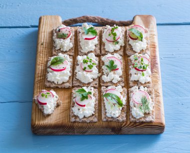 Süzme peynir turp ve otlar ile Crispbread