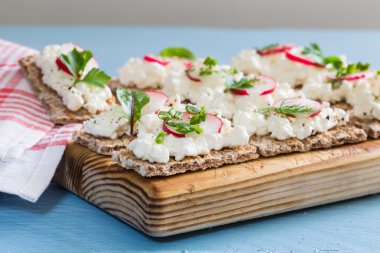 Süzme peynir turp ve otlar ile Crispbread