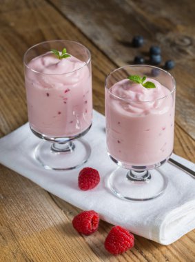 Nane ile Ahududu krem tatlı