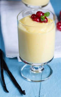 Vanilya Fasulyesi ve kuş üzümü ile vanilya krem tatlı