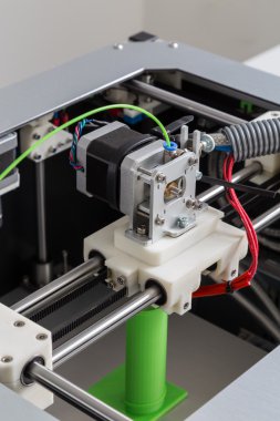 parlak yeşil filaman ile 3D printerlere harcama maddeler
