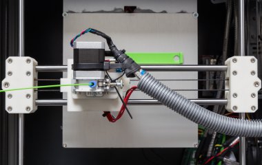 parlak yeşil filaman ile 3D printerlere harcama maddeler