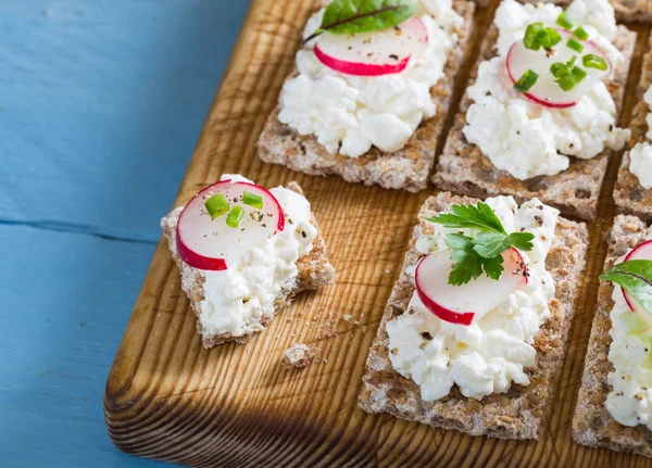 Crispbread com rabanetes de queijo cottage e ervas — Fotografia de Stock