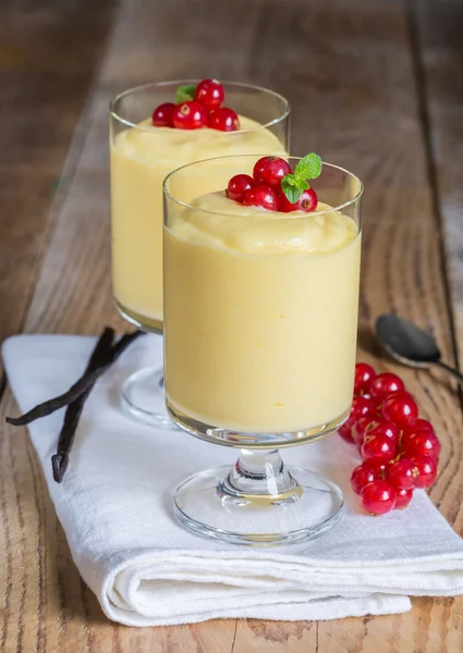 Vanilla cream dessert with vanilla bean and currant — Stock Photo, Image