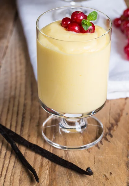 Postre de crema de vainilla con vainilla y grosella —  Fotos de Stock