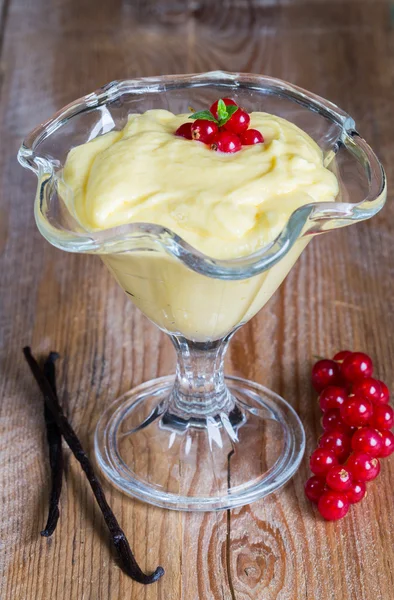 Vanilla cream dessert with vanilla bean and currant — Stock Photo, Image