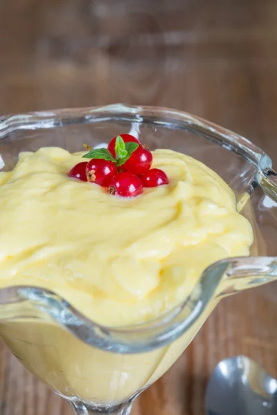 Postre de crema de vainilla con vainilla y grosella —  Fotos de Stock