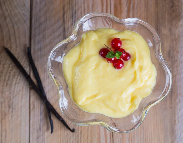 Vanilj grädde dessert med vaniljstång och vinbär — Stockfoto