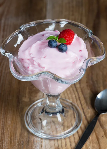 Framboos crème dessert met munt — Stockfoto