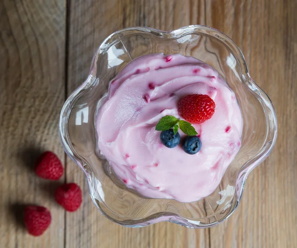 Framboos crème dessert met munt — Stockfoto