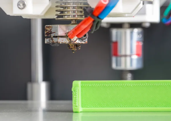 parlak yeşil filaman ile 3D printerlere harcama maddeler
