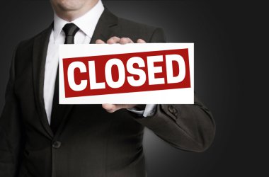 İşadamı tarafından düzenlenen kapalı işareti