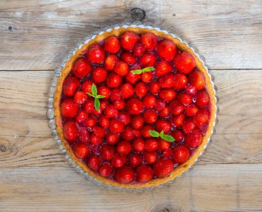 Nane ile Çilekli pasta bir rustik ahşap üzerine bırakır
