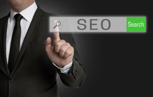 SEO интернет-браузер управляется бизнесменом — стоковое фото