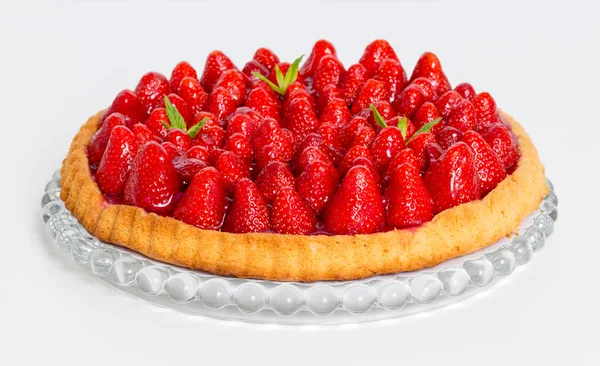 Gâteau aux fraises à la menthe isolé sur blanc — Photo
