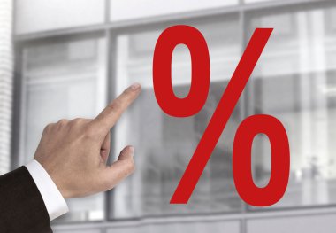 Yüzde işareti kavramı üzerinde gösteren bir el
