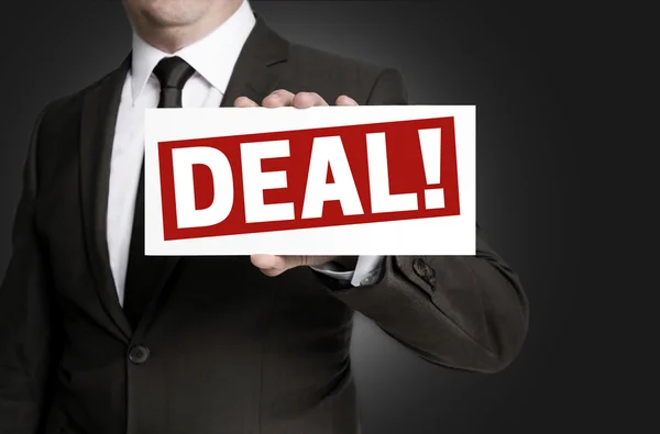 Deal teken wordt gehouden door zakenman — Stockfoto