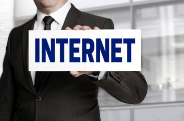 Internet işareti işadamı tarafından düzenlenmektedir