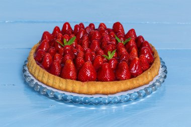 Mavi ahşap nane ile Çilekli pasta