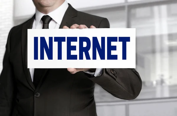 Signo de Internet está en manos de hombre de negocios — Foto de Stock