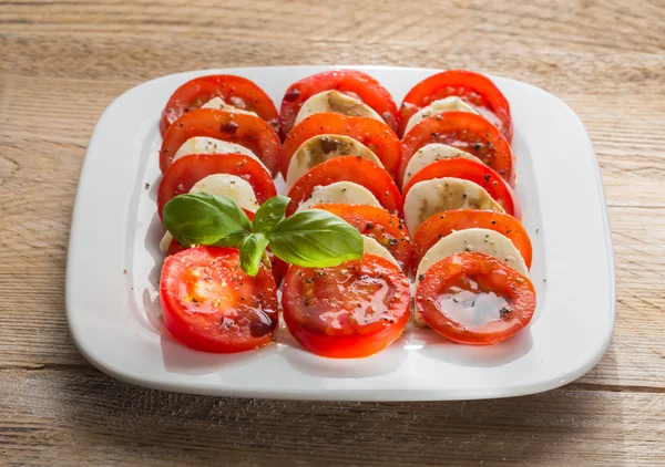 Ensalada de tomate Caprese mozzarella con albahaca — Foto de Stock