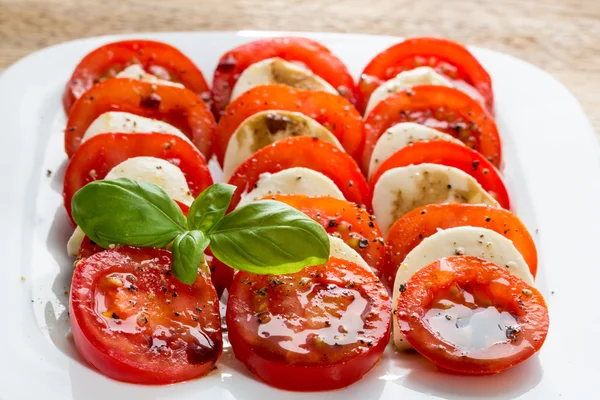 Caprese Salat Tomatenmozzarella mit Basilikum — Stockfoto