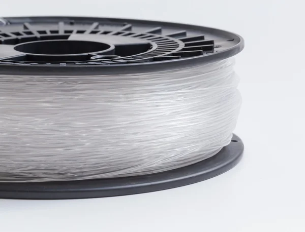 Filament pour imprimante 3D clair sur un fond clair — Photo