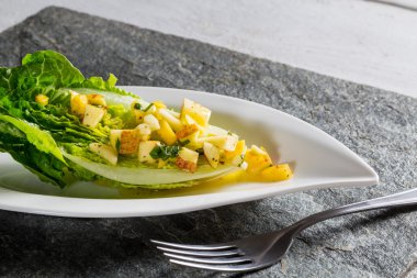 Romaine marul kalpler mango elma sos ile