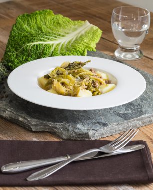 Savoy lahana ile patates güveç ve kıyılmış