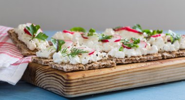 Süzme peynir turp ve otlar ile Crispbread