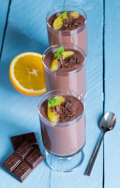 Çikolatalı puding tatlı turuncu ve fıstık ile