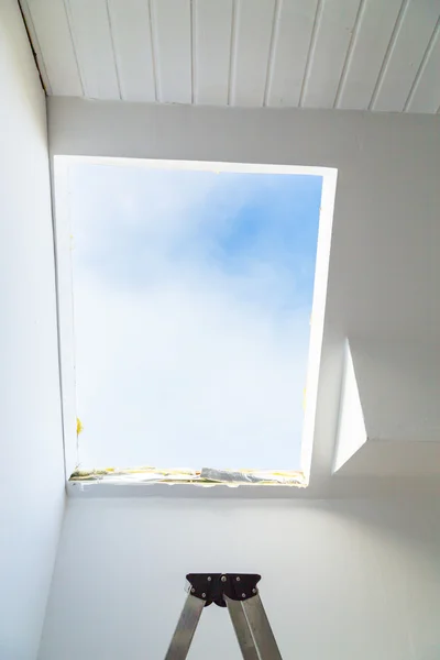 Фасад с переделанными окнами изнутри — стоковое фото