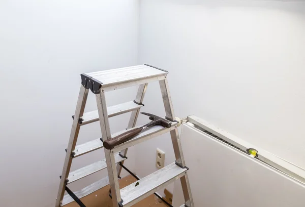 Escalera con martillo y nivel de alcohol para renovación —  Fotos de Stock