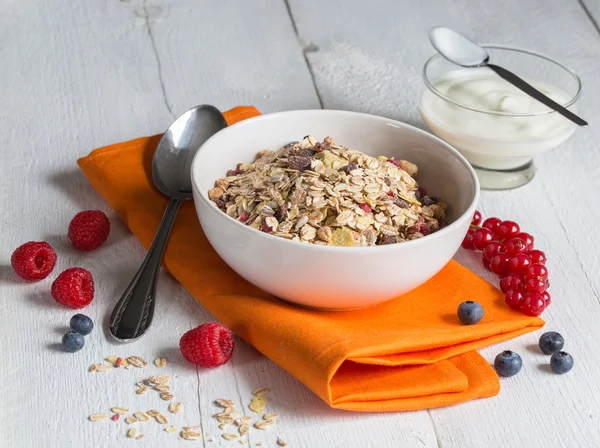 Müsli mit Joghurt und Früchten auf Holz — Stockfoto