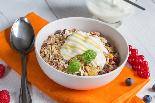 Müsli mit Joghurt und Früchten auf Holz — Stockfoto