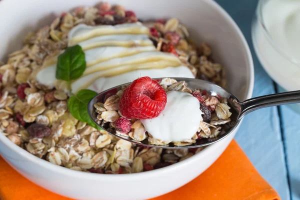 Müsli mit Joghurt und Früchten auf Holz — Stockfoto