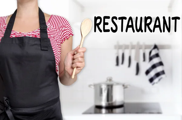 Restaurante cocinero sosteniendo fondo cuchara de madera — Foto de Stock