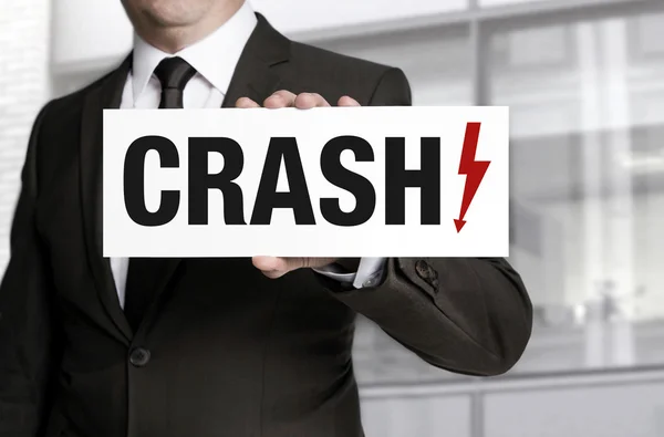 Crash-Schild wird von Geschäftsmann gehalten — Stockfoto