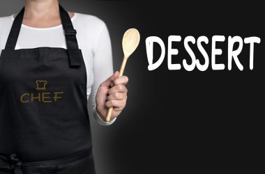 tahta kaşık arka planda tutan tatlı aşçı