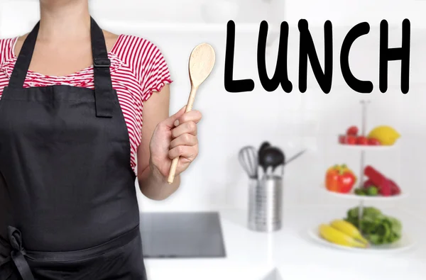 Almuerzo cocinero sosteniendo fondo cuchara de madera — Foto de Stock