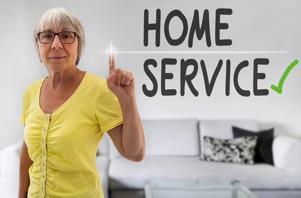 Home Service touchscreen è mostrato da senior — Foto Stock